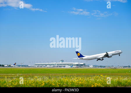 Lufthansa, LH, Airbus A 340, 600, A340-600, nehmen, ausziehen, Flugzeug, Flughafen, Übersicht, Panorama, Aussicht, Flugzeuge, Flugzeug, Stockfoto