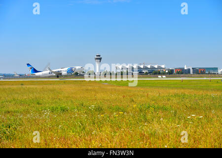 Egypt Air, Airlines, Boeing B 737 - 800 B737, nehmen, ausziehen, Flugzeug, Flughafen, Übersicht, Panorama, Aussicht, Flugzeuge, Stockfoto