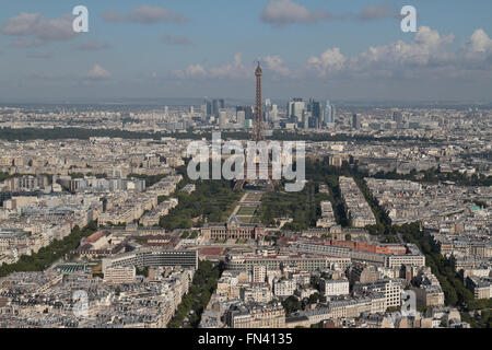 Blick auf den Eiffelturm in Paris, Frankreich von der Tour Montparnasse angesehen. Stockfoto