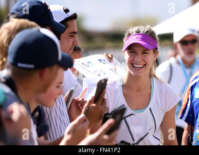 Indische Brunnen, Kalifornien, USA. 13. März 2016: Eugenie Bouchard von Kanada gibt Autogramme für die Fans bei der BNP Paribas Open in Indian Wells Tennis Garden in Indian Wells, Kalifornien Credit: Cal Sport Media/Alamy Live News Stockfoto