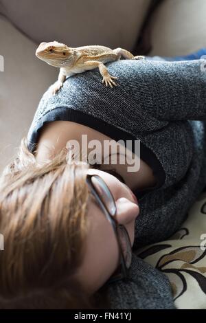 Eine Bartagame Eidechse Klettern auf einem Teen Girl. Stockfoto