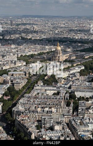 Blick auf den Boulevard du Montparnasse in Richtung der Dôme des Invalides, Paris, Frankreich von der Tour Montparnasse angesehen. Stockfoto