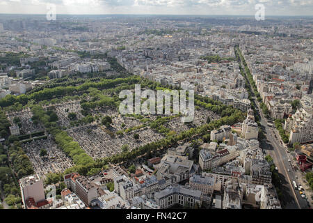 Blick auf dem Cimetière du Montparnasse & Avenue du Mairie, Paris, Frankreich von der Tour Montparnasse. Stockfoto