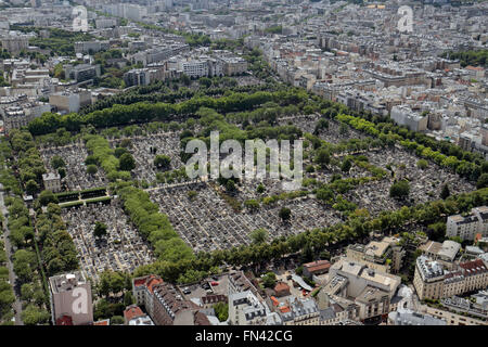 Blick hinunter auf dem Cimetière du Montparnasse Paris, Frankreich von der Tour Montparnasse. Stockfoto
