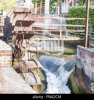 Alten Eisenrad eine Wassermühle. Ruine einer Wassermühle. Stockfoto