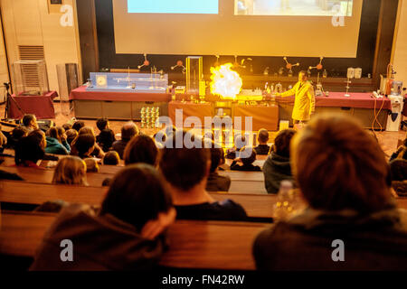 Fügen Sie einfach Wasser-Ausstellung beim Cambridge Science Festival mit Dr. Peter Wothers an der Chemie-Abteilung im März 2016. Stockfoto