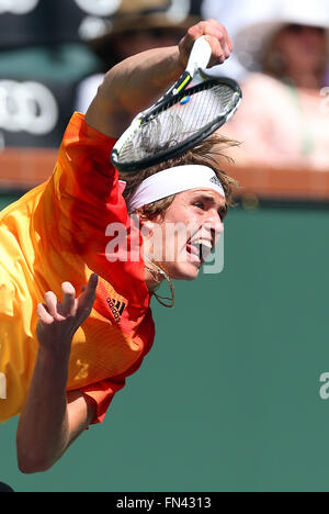 Indische Brunnen, Kalifornien, USA. Indische Brunnen, Kalifornien, USA. 13. März 2016. Alexander Zverev Deutschlands dient gegen Grigor Dimitrov Bulgariens während der 2016 BNP Paribas Open in Indian Wells Tennis Garden in Indian Wells, Kalifornien. Charles Baus/CSM/Alamy Live News Bildnachweis: Cal Sport Media/Alamy Live-Nachrichten Stockfoto