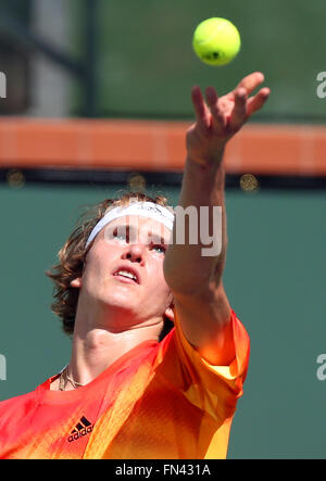 Indische Brunnen, Kalifornien, USA. Indische Brunnen, Kalifornien, USA. 13. März 2016. Alexander Zverev Deutschlands dient gegen Grigor Dimitrov Bulgariens während der 2016 BNP Paribas Open in Indian Wells Tennis Garden in Indian Wells, Kalifornien. Charles Baus/CSM/Alamy Live News Bildnachweis: Cal Sport Media/Alamy Live-Nachrichten Stockfoto