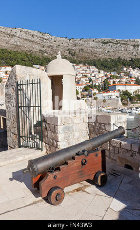 Mittelalterlichen Kanone auf der Stadtmauer von Dubrovnik, Kroatien. Altstadt von Dubrovnik ist Teil des Weltkulturerbes der UNESCO Stockfoto