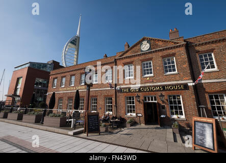 Das alte Zollhaus Pub am Gunwharf Quays in Portsmouth Stockfoto