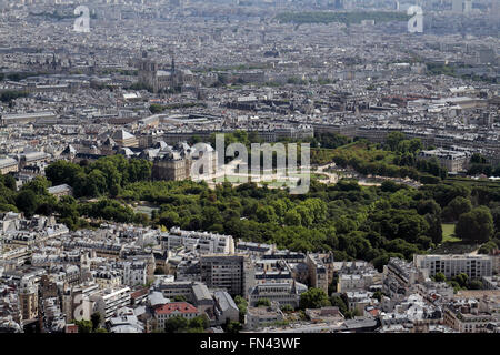 Blick Richtung Le Jardin du Luxemburg-Paris, Frankreich von der Tour Montparnasse angesehen. Stockfoto