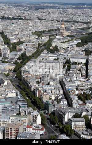 Blick auf den Boulevard du Montparnasse in Richtung der Dôme des Invalides, Paris, Frankreich von der Tour Montparnasse angesehen. Stockfoto