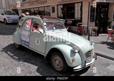 Ein 2CV Mietwagen (von 4roues Sous 1parapluie) touring Montmartre in Paris, Frankreich. Stockfoto