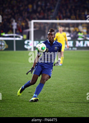 Kiew, UKRAINE - 15. November 2013: Paul Pogba von Frankreich Steuerung Kugel während der FIFA WM 2014 Play-off-Spiel gegen Ukriane Stockfoto