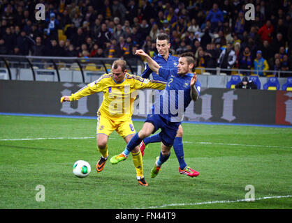 Kiew, UKRAINE - 15. November 2013: Roman Zozulya von Ukraine (in gelb) kämpft für eine Kugel mit Mathieu Debuchy von Frankreich während Stockfoto