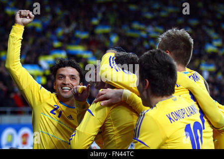 Kiew, UKRAINE - 15. November 2013: Ukrainische Spieler feiern, nachdem ein Tor gegen Frankreich bei der FIFA World Cup 20 Stockfoto