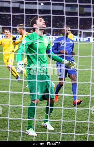 Kiew, UKRAINE - 15. November 2013: Torwart Hugo Lloris von Frankreich reagiert, nachdem ein Ziel während der FIFA WM 2014 spielen-o verpasst Stockfoto