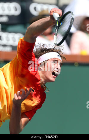 Indische Brunnen, Kalifornien, USA. Indische Brunnen, Kalifornien, USA. 13. März 2016. Alexander Zverev Deutschlands dient gegen Grigor Dimitrov Bulgariens während der 2016 BNP Paribas Open in Indian Wells Tennis Garden in Indian Wells, Kalifornien. Charles Baus/CSM/Alamy Live News Bildnachweis: Cal Sport Media/Alamy Live-Nachrichten Stockfoto