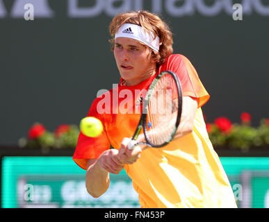 Indische Brunnen, Kalifornien, USA. Indische Brunnen, Kalifornien, USA. 13. März 2016. Alexander Zverev Deutschlands gibt einen Schuss gegen Grigor Dimitrov Bulgariens während der 2016 BNP Paribas Open in Indian Wells Tennis Garden in Indian Wells, Kalifornien zurück. Charles Baus/CSM/Alamy Live News Bildnachweis: Cal Sport Media/Alamy Live-Nachrichten Stockfoto