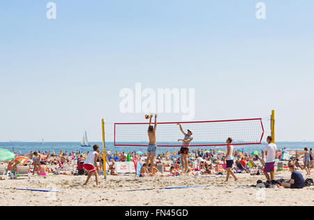 GDYNIA, Polen - 2. August 2015: Menschen spielen Volleyball am städtischen Strand in Gdynia Stadt, Ostsee, Polen Stockfoto