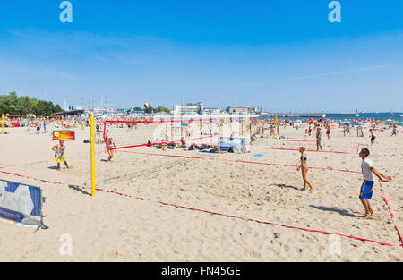 GDYNIA, Polen - 2. August 2015: Menschen spielen Volleyball am städtischen Strand in Gdynia Stadt, Ostsee, Polen Stockfoto