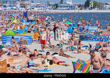 GDYNIA, Polen - 2. August 2015: Überfüllten städtischen Strand in Gdynia Stadt, Ostsee, Polen Stockfoto
