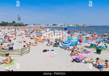 GDYNIA, Polen - 2. August 2015: Überfüllten städtischen Strand in Gdynia Stadt, Ostsee, Polen Stockfoto