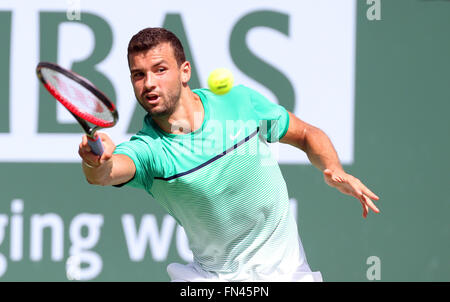 Indische Brunnen, Kalifornien, USA. Indische Brunnen, Kalifornien, USA. 13. März 2016. Grigor Dimitrov Bulgariens gibt einen Schuss gegen Alexander Zverev Deutschlands während der 2016 BNP Paribas Open in Indian Wells Tennis Garden in Indian Wells, Kalifornien zurück. Charles Baus/CSM/Alamy Live News Bildnachweis: Cal Sport Media/Alamy Live-Nachrichten Stockfoto