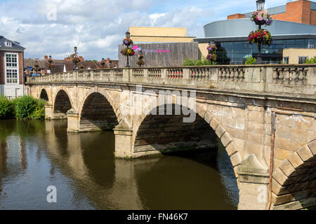 Die Welsh-Brücke und das Theatre Severn Gebäude, Frankwell Quay, Shrewsbury, Shropshire, England, UK. Stockfoto