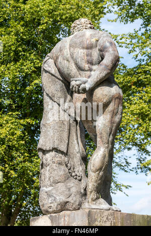 Statue des Herkules, Quarry Park, Shrewsbury, Shropshire, England, Vereinigtes Königreich. Eine Kopie der Statue des Herkules Farnese in Neapel. Stockfoto