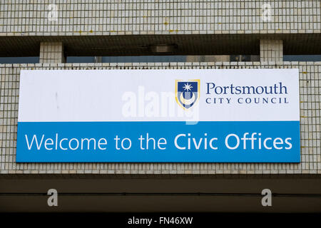 Portsmouth Stadtrat Logos und Zeichen in den Civic Offices in Portsmouth Guildhall Square Stockfoto