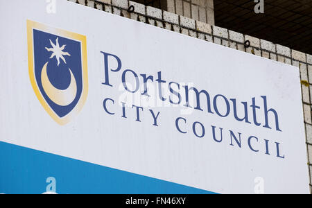 Portsmouth Stadtrat Logos und Zeichen in den Civic Offices in Portsmouth Guildhall Square Stockfoto