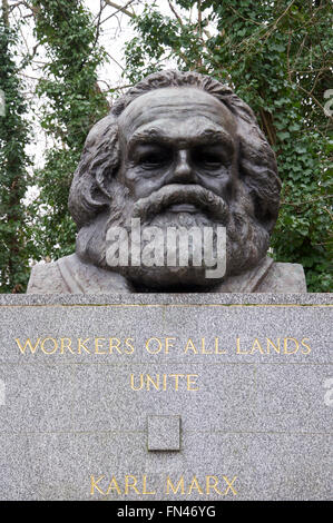 Eine große Bronzebüste markiert das Grab des deutschen politischen Philosophen Karl Marx. Highgate Cemetery, nördlich von London, England, Vereinigtes Königreich. Stockfoto