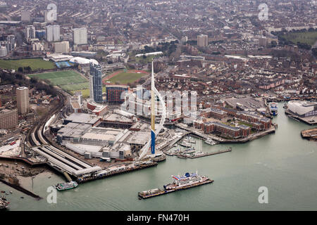 Luftaufnahme von Gunwharf Quays und Emirates Spinnaker Tower in Portsmouth, Hampshire, UK Stockfoto