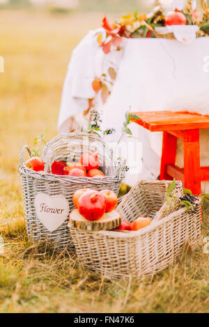 Rote reifen Äpfeln in hölzernen Körben auf dem Herbst-Feld Stockfoto