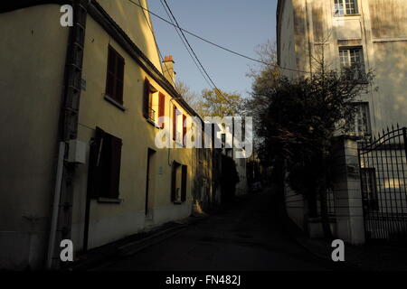 AJAXNETPHOTO - 2008. - LOUVECIENNES, FRANKREICH. STRAßE IN DAS DORF, BENANNT NACH DEM KÜNSTLER PIERRE AUGUSTE RENOIR 1841-1919. DAS GELBE GEBÄUDE AUF DER LINKEN SEITE DIENTE ALS ATELIER DES MALERS. FOTO: JONATHAN EASTLAND/AJAX REF: DP181604 199 Stockfoto