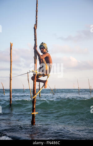 Sri Lanka Stelzenläufer, Angeln, Sri Lanka Stelzenfischer bei Sonnenuntergang, Koggala Beach, Sri Lanka, Asien Stockfoto