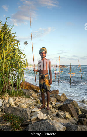 Sri Lanka Stelzenläufer, Angeln, Sri Lanka Stelzenfischer bei Sonnenuntergang, Koggala Beach, Sri Lanka, Asien Stockfoto