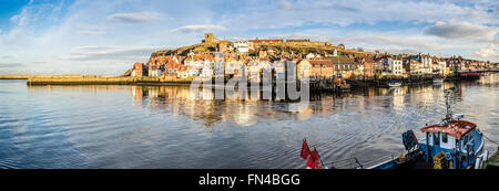 Whitby Hafen-Panorama. Weiten Blick der alten Stadt, Teil der berühmten Yorkshire-Erbe-Küste. Stockfoto