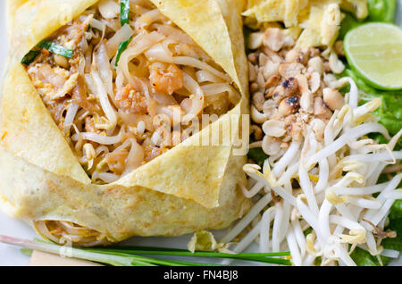 Thailändisches Essen Pad Thai Nudeln Rühren braten mit Schweinefleisch. Wickeln Sie Eiern auf weißen Teller mit verschiedenen Gewürzen dekoriert. Stockfoto