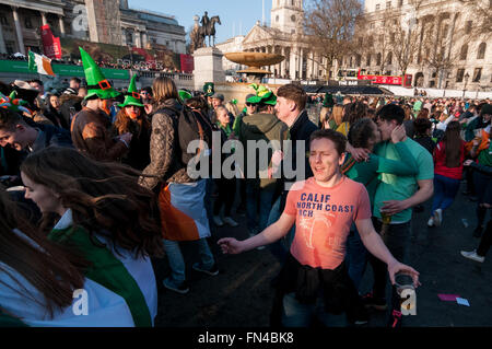 London, UK.  13. März 2016.  Riesige Menschenmengen versammeln sich am Trafalgar Square, St. Patricks Day im Zentrum von London zu feiern, wie sie von Bühnen-Performances von Mitgliedern der Hauptstadt vielfältige irische Gemeinschaften durch Gesang und Tanz unterhalten werden. Bildnachweis: Stephen Chung / Alamy Live News Stockfoto