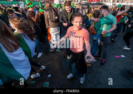 London, UK.  13. März 2016.  Riesige Menschenmengen versammeln sich am Trafalgar Square, St. Patricks Day im Zentrum von London zu feiern, wie sie von Bühnen-Performances von Mitgliedern der Hauptstadt vielfältige irische Gemeinschaften durch Gesang und Tanz unterhalten werden. Bildnachweis: Stephen Chung / Alamy Live News Stockfoto