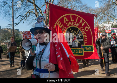 London, UK. 13. März 2016.  Eine Frau aus Unite Gemeinschaft trägt einen Hut mit einem Bild von London Lbour Bürgermeisterkandidat Sadiq Khan Demonstranten, führt um zu marschieren durch London gegen das Gehäuse und die Planung Rechnung, die sie sagen, die aktuelle Krise im Wohnungsbau wird noch viel schlimmer. Sie sagen es Sozialwohnungen zu zerstören, indem Sie zwingen Coucils, Häuser zu verkaufen will, und wird Millionen auf eine Lebensdauer von unsicheren und teuren private Vermietung, verurteilen profitieren nur Vermieter, Entwickler und reichen. Peter Marshall/Alamy Live-Nachrichten Stockfoto