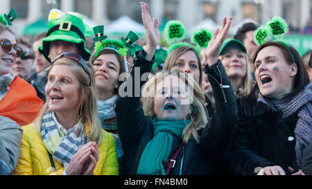 London, UK.  13. März 2016.  Riesige Menschenmengen versammeln sich am Trafalgar Square, St. Patricks Day im Zentrum von London zu feiern, wie sie von Bühnen-Performances von Mitgliedern der Hauptstadt vielfältige irische Gemeinschaften durch Gesang und Tanz unterhalten werden. Bildnachweis: Stephen Chung / Alamy Live News Stockfoto