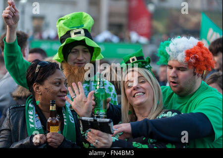 London, UK.  13. März 2016.  Riesige Menschenmengen versammeln sich am Trafalgar Square, St. Patricks Day im Zentrum von London zu feiern, wie sie von Bühnen-Performances von Mitgliedern der Hauptstadt vielfältige irische Gemeinschaften durch Gesang und Tanz unterhalten werden. Bildnachweis: Stephen Chung / Alamy Live News Stockfoto