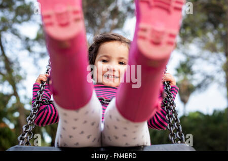 Glücklich drei Jahre altes Mädchen, die Spaß auf einer Schaukel. Selektiven Fokus Stockfoto