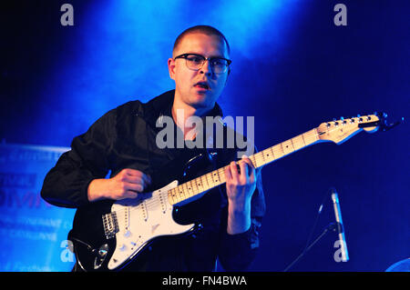 BARCELONA, Spanien - 14 FEB: Motorama (Band aus Russland) führt auf Bikini Club am 14. Februar 2014 in Barcelona, Spanien. Stockfoto