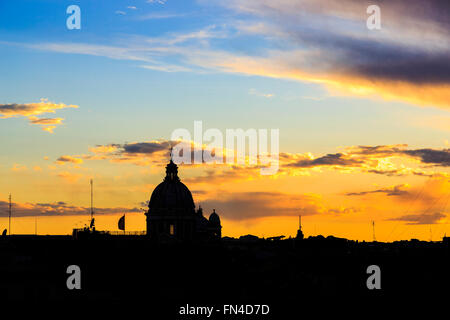 Kuppel von St. Peter Dom Silhouette am Horizont bei Sonnenuntergang gesehen von Villa Medici oberhalb der spanischen Treppe, Rom, Italien Stockfoto