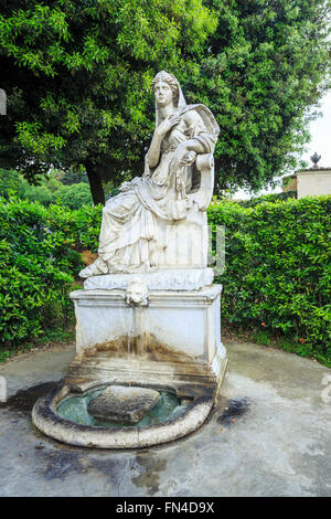 Klassischen Stil Marmorstatue einer sitzenden Frau in den Vatikanischen Gärten, Vatikan, Rom, Italien, einem führenden Reiseziel für sightseeing Stockfoto