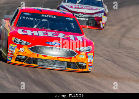 Avondale, AZ, USA. 12. März 2016. Avondale, AZ - 12. März 2016: Greg Biffle (16) braucht, um die Strecke für den guten Sam-500 auf dem Phoenix International Raceway in Avondale, AZ © Csm/Alamy Live-Nachrichten Stockfoto